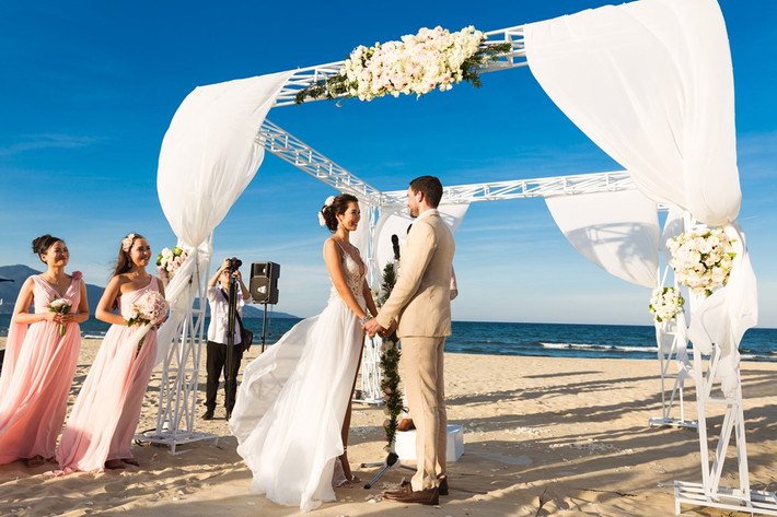 Trước sự chứng kiến của khách mời, đôi tân lang tân nương nói lời thề nguyện bên nhau trọn đời.