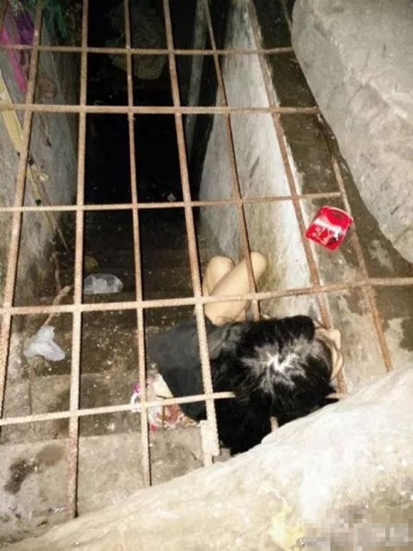 Sau khi nhận thông báo của người dân cùng làng về một người phụ nữ ở thôn Tây Hà đang bị nhốt trong lồng sắt dưới lòng đất. Ngay sáng sớm ngày 28/7, lực lượng công an Hạ Khê, huyện Bình Sơn, thành phố Nghi Tân, tỉnh Tứ Xuyên, Trung Quốc đã nhanh chóng đến hiện trường tìm hiểu rõ sự việc và giải cứu người phụ nữ đáng thương này.