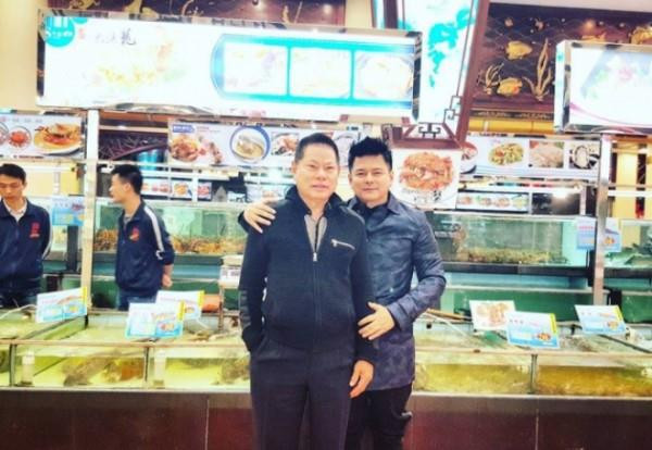 Về ngoại hình, Sammy là người con có nhiều nét giống bố hơn cả. Ở thị trường Việt Nam, anh cũng là trợ thủ đắc lực của ông Hoàng Kiều trong thời gian hoạt động quỹ từ thiện RAAS. Nếu Sammy mải mê nghệ thuật thì Tommy và Bình Hoàng là hai trợ thủ đắc lực của Hoàng Kiều trong lĩnh vực kinh doanh. Người thì đại diện ông trông lo cho tập đoàn, người thì một tay cai quản cả Kieu Hoang Winery và các nhà hàng lân cận trong trang trại rượu nho nổi tiếng thế giới của ông.