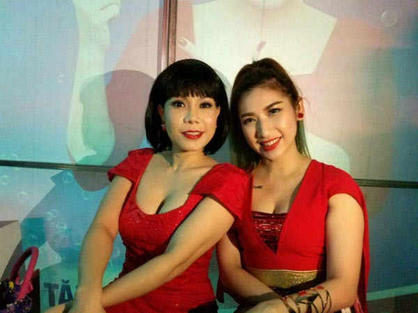 Vũ Uyên Nhi được nhiều người biết đến là em gái họ của Việt Hương. Được biết, Vũ Uyên Nhi sinh năm 1986, cô là ca sĩ trẻ quen thuộc ở các sân khấu biểu diễn tại TP.HCM và các tỉnh miền Tây Nam Bộ. Dù chỉ là chị em họ nhưng Việt Hương coi Uyên Nhi chị em ruột, cả hai vô cùng thân thiết với nhau trong công việc lẫn cuộc sống. Đối lập với Việt Hương, Uyên Nhi sở hữu vẻ đẹp gợi cảm vô cùng cá tính và cuốn hút.