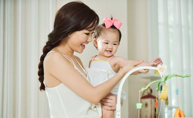 Bên cạnh nỗi lo về tài chính, việc một mình sắm hai vai cũng là một nỗi trăn trở khó nói của những người phụ nữ nuôi con trong đơn độc. MC Thùy Minh, một người thông minh, cá tính và thừa tự tin đã từng ôm mối băn khoăn: “Liệu tôi có đủ tốt trong vai trò của một người mẹ, nhất là khi cha em bé không ở bên cạnh?”. Maya cũng thừa nhận với báo giới rằng “nhiều khi con ốm, quấy khóc không có ai ở bên giúp đỡ, chia sẻ” khiến cô cảm thấy cô đơn, hẫng hụt trong hành trình nuôi dạy con khôn lớn.