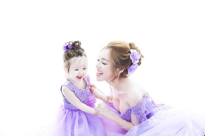 Những diễn viên như Elly Trần, Trang Trần, Mai Phương, MC Thùy Minh… cũng từng khiến khán giả lầm tưởng là mẹ đơn thân, nhưng họ đã lên tiếng đính chính thông tin này. Việc không tiết lộ danh tính bố của các con mình chính là cách họ bảo vệ cuộc sống riêng tư của bản thân và những người xung quanh. Dù trong hoàn cảnh nào, sự mạnh mẽ, can trường của những người phụ nữ, khi vừa gánh vác trách nhiệm tài chính, lại phải cân bằng cuộc sống tình cảm cá nhân và những đứa trẻ, thực sự khiến người ngoài cuộc phải nể phục.