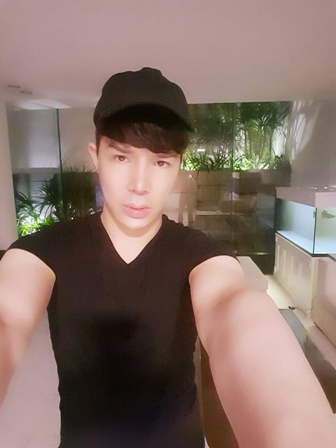 Thời gian qua, bên cạnh các dự án âm nhạc thì nam ca sĩ Nathan Lee còn giữ vai trò cố vấn âm nhạc cho team Hồ Quỳnh Hương trong chương trình Nhân tố bí ẩn 2016. Mặc dù bận rộn nhưng Nathan Lee vẫn dành thời gian để chăm chút cho căn biệt thự mới của mình. Trên Facebook cá nhân của nam ca sĩ thi thoảng vẫn chia sẻ với người hâm mộ một vài góc trong không gian sống ngập tràn màu xanh của mình. Theo tiết lộ của một người bạn thân, căn biệt thự của Nathan Lee nằm giữa trung tâm Quận 1 - TP HCM, được thiết kế theo phong cách hiện đại và anh cũng mới chỉ chuyển về được hơn 3 tháng. Mọi thứ trong nhà đều được nam ca sĩ lên ý tưởng và tự tay đi mua về rồi trang trí.