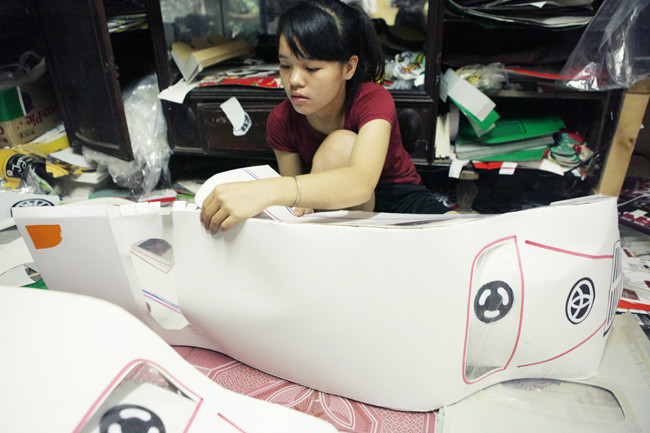 Xưởng sản xuẩt ô tô tất bật cho ra mắt mẫu xe đời mới để phục vụ khách hàng như ô tô 4 chỗ, 7 chỗ, ô tô khách, ô tô mui trần... giá dao động từ 150.00 - 300.000 đồng/chiếc.