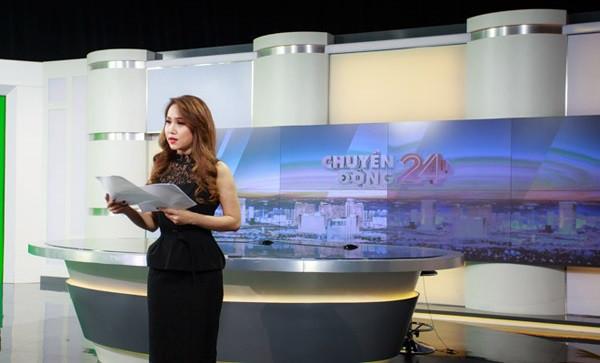 Chuyển động 24h lúc 19h ngày 28/2 là buổi dẫn cuối cùng của cô tại VTV. Chính vì vậy, nữ BTV xinh đẹp đến khá sớm để chuẩn bị cho chương trình.