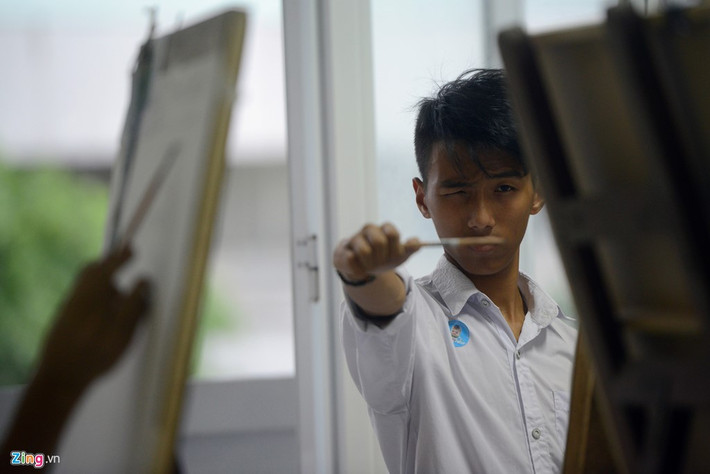 Sau mỗi 45 phút làm bài, toàn bộ 16 người mẫu sẽ được nghỉ ngơi ít phút sau quãng thời gian dài ngồi im như tượng cho các thí sinh đo, vẽ.