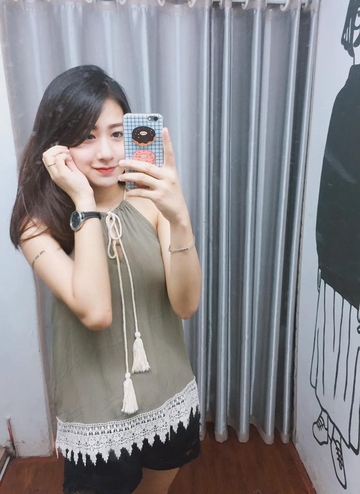 Trang Lou Trang Lou - cô em gái xinh đẹp của Huyme có mối tình kéo dài 5 năm với Tùng Sơn. Trang Lou bằng tuổi Nam Thương, đều sinh năm 1995. Trang Lou và Tùng Sơn có quãng thời gian bên nhau khá dài, cùng nhau đi học, đi làm, và trở thành người "vừa là bạn, vừa là người yêu, là nơi có thể kể hết với nhau mọi chuyện" nên cả hai quyết định kết hôn vào tháng 12/2015 đã nhận được rất nhiều lời chúc mừng.