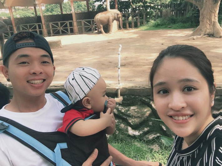 Sau khi sinh bé Bull, Hồng Anh và Phúc Bồ thường xuyên đưa con du lịch, đi chơi xa. Hồng Anh cũng cho biết cô hoàn toàn hài lòng với cuộc sống hiện tại."Đầu tháng 6 Trải qua 1 năm gắn liền với cái gọi là hôn nhân... Nhiều lúc chán và tủi thân thật đấy, nhưng nói gì nói chắc cũng ít ai chiều vợ được như chồng mình...Chịu mặc quần đùi con vịt vợ cho còn gì... đuổi nhau quanh nhà rồi lăn ra cười khanh khách. Mì vẫn cứ khen ngon, đi làm từ 3 4 giờ sáng đêm vẫn rúc rích tìm vợ như mèo con. Cuộc sống thôi cứ thế thôi nhỉ, sau này không biết ra sao nữa nhưng thôi thì cả nhà mình cố lên."