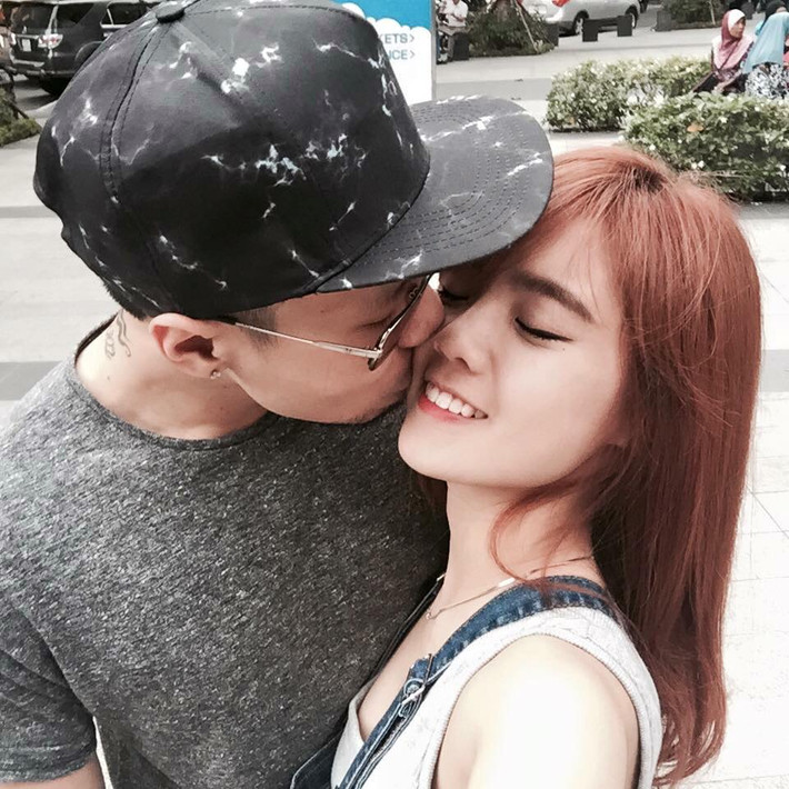 Gần đây trên trang cá nhân của mình Lâm Á Hân liên tục đăng tải tâm trạng buồn bã, sầu não đồng thời hình ảnh bên Phạm Hồng Hải trước đây cô cũng ẩn đi khiến mọi người rộn nghi án hôn nhân của cô đang có vấn đề. Tuy nhiên, sau đó Lâm Á Hân có để lại hình ảnh của Hồng Hải với con trai và nhận được nhiều lời động viên của mọi người.