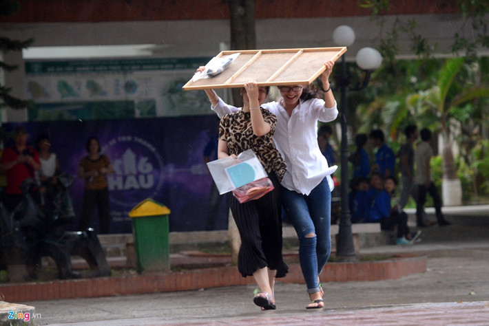Sáng nay, Hà Nội xuất hiện cơn mưa lớn, nhiều thí sinh đội bảng vẽ lên đầu chạy vội vào phòng thi.