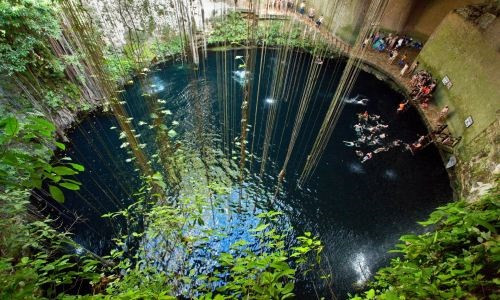 Giếng Ik-Kil, Yucatan, Mexico: được coi là giếng thiêng của người Maya và nằm trên đường tới thành phố cổ nổi tiếng Chichen Itza. Miệng đá cao 26 mét này vây quanh một vùng nước màu ngọc lục bảo, với những dây leo cây rừng quấn quanh miệng, giống như ở một xứ sở thần tiên.