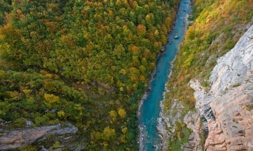 Vực Tara, gần Zabljak, Montenegro: Cách tốt nhất để khám phá vực này là bằng thuyền, cuối dòng sông là 20 thác nước rất hợp với môn chèo thuyền ca-nô.