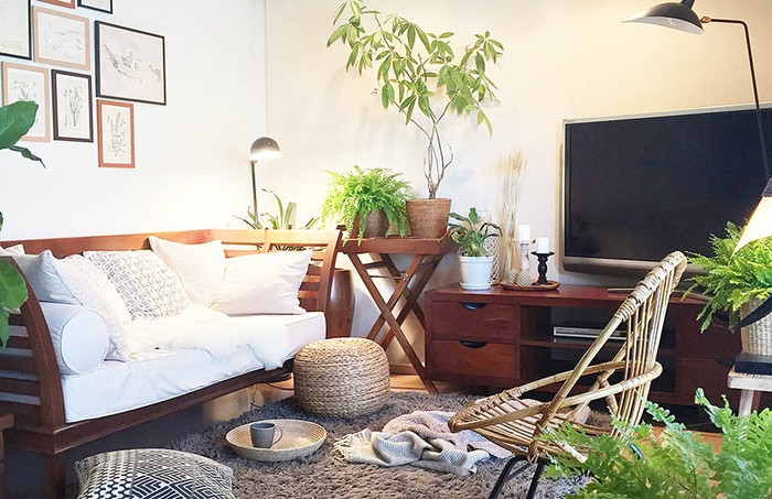 Bên cạnh sofa gỗ là kệ đặt ti vi. Kệ được đặt vuông góc với sofa, là cách giúp cho phòng khách đầy đủ tiện nghi nhưng vẫn gọn gàng, thông thoáng.
