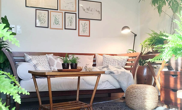 Phòng khách trong căn hộ nhỏ được bố trí gọn gàng với ghế sofa khung gỗ, đặt nệm và gối tựa bên trong. Mọi chi tiết trang trí đều được tối giản hoá. Nhưng cũng không vì thế, các nét đẹp của phụ kiện vẫn có thể tạo nên vẻ độc đáo cho không gian.