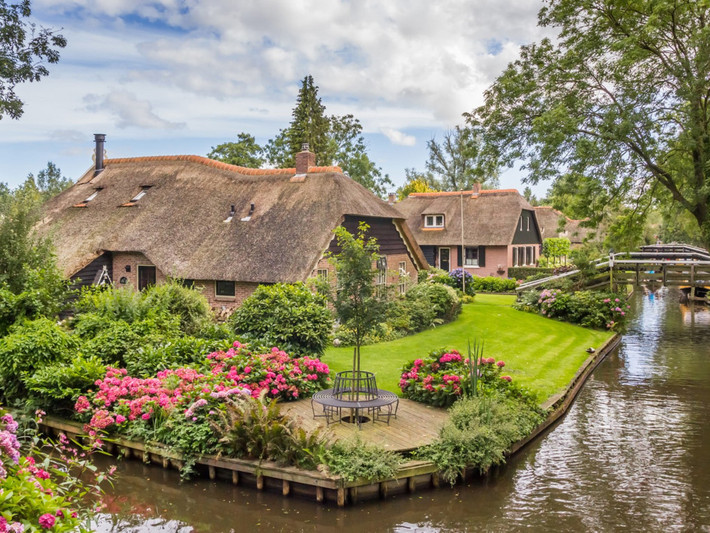 Giethoorn là một ngôi làng nhỏ nằm ở tỉnh Overijssel, Hà Lan. Vẻ đẹp của những ngôi nhà lợp mái tranh, những cây cầu bằng gỗ hàng trăm năm tuổi, những khu vườn thơm ngát hoa cỏ và những lối đi rợp mát bóng cây xanh khiến Giethoorn được mệnh danh là “Venice của Hà Lan”, “vùng đất cổ tích”. Giethoorn không có đường đi nên cách tuyệt vời nhất để khám phá ngôi làng nhỏ xinh này là chèo thuyền qua những con mương nhỏ.