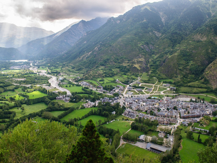 Benasque là một trong những thị trấn nhỏ xinh đẹp nhất ở Tây Ban Nha, được bao bọc bởi trong ngọn núi cao nhất thuộc dãy núi Pyrenees.