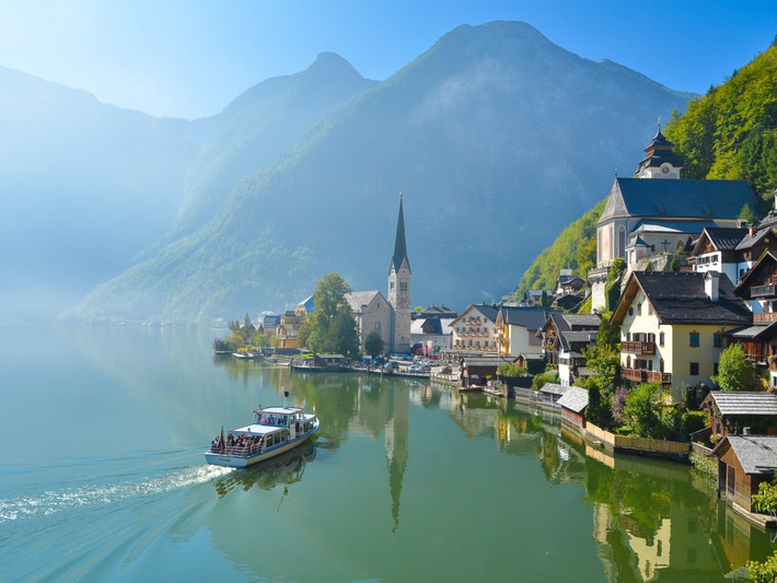 Hallstätt, nằm ở bang Oberösterreich, Áo, cách Salzburg một giờ lái xe. Du khách sẽ cảm nhận được rõ nét nhất vẻ đẹp của Hallstätt khi đi thuyền hoặc phà qua mặt hồ trong xanh, phẳng lặng với làn sương mờ ảo giăng từ dãy núi Dachstein. Hallstätt cũng có những nhà thờ cổ từ thế kỷ 12, những nhà hàng ấm cúng với ánh nến lãng mạn.