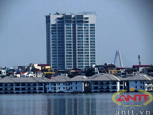 Hồ Tây được biết đến là một hồ nước tự nhiên lớn nhất trong nội thành Hà Nội, với diện tích hơn 500 ha và chu vi là 18 km. Hồ nằm ở vị trí phía tây bắc trung tâm Hà nội. Ven hồ Tây, dọc những con đường là hai hàng cây phủ bóng mát, so với sự ồn ào nơi phố thị thì hồ Tây lại bình yên hơn nhiều. Với một nơi “hiếm có” như vậy giữa trung tâm Hà Nội, ngoài những người Hà Nội gốc còn có nhiều doanh nhân, Việt kiều và người nước ngoài lựa chọn làm nơi sinh sống tại các khu biệt thự ven hồ Tây.