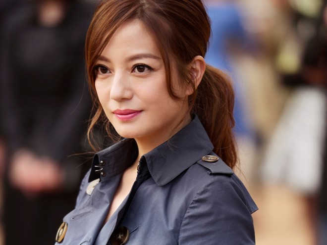 Triệu Vy được đánh giá là nữ diễn viên giàu có nhất Trung Quốc. Cô xếp ở vị trí thứ hai trong Top 10. Tài sản của cô tăng lên đáng kể sau khi kết hôn với doanh nhân Huỳnh Hữu Long. Số liệu mới nhất cho hay hai vợ chồng sở hữu khối tài sản khoảng 3 tỷ NDT trên sàn chứng khoán, chưa kể bất động sản và nhiều cơ ngơi khác. Triệu Vy có mối quan hệ hợp tác và thân thiết với tỷ phú Mã Vân, Trần Kiện Lâm.