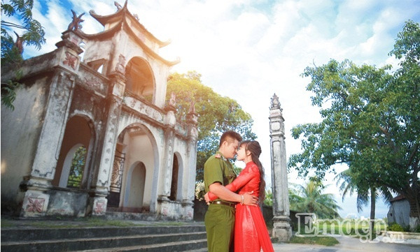 Sự tình cờ làm nên điều bất ngờ, và chắc chắn bộ ảnh cưới lãng mạn với sự góp mặt của những người không quen biết sẽ là một dấu ấn đẹp, đánh dấu chặng đường yêu xa của cặp đôi này.
