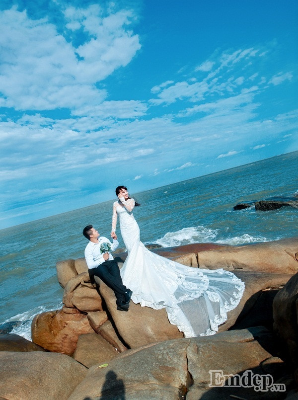 Lấy ý tưởng chụp ảnh cưới từ biển vì đây là nơi lưu giữ những kỷ niệm đẹp ngọt ngào của hai người, tay trong tay những buổi hẹn hò đầu tiên.