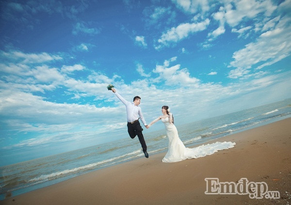 Bộ ảnh cưới lãng mạn với sự tham gia của một số người thân, bạn bè và đáng ngạc nhiên nhất là sự góp mặt tình cờ của cả những vị khách không hề quen biết.