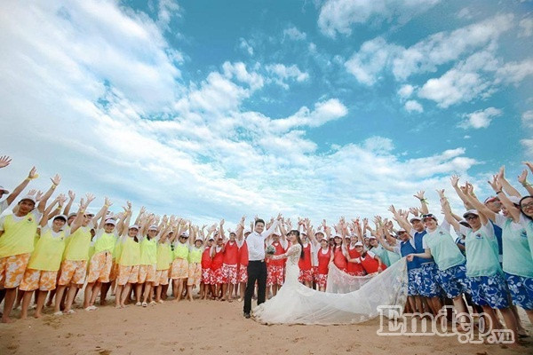 Thúy kể hôm đấy bọn mình đang tạo dáng chụp ảnh ở biển thì có một đoàn khách du lịch khoảng trên dưới 100 người đi ngang và thấy cô dâu chú rể chụp ảnh cưới nên họ muốn... xin chụp ảnh cùng.