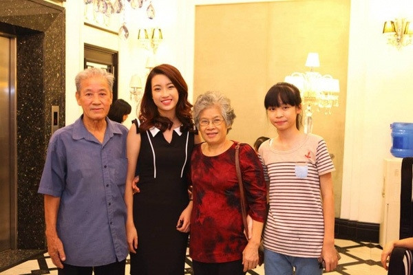 Em gái Đỗ Mỹ Linh Gia đình Đỗ Mỹ Linh gồm có 4 người. Ngoài bố mẹ, đương kim Hoa hậu Việt Nam còn có một cô em gái tên là Đỗ Mỹ Anh. Em gái người đẹp Hà thành sinh năm 2001, hiện đang là học sinh lớp 10 trường THPT Trần Phú, Hà Nội. Dù mới 15 tuổi nhưng Đỗ Mỹ Anh đã có chiều cao khủng 1m70 không hề thua kém chị gái.