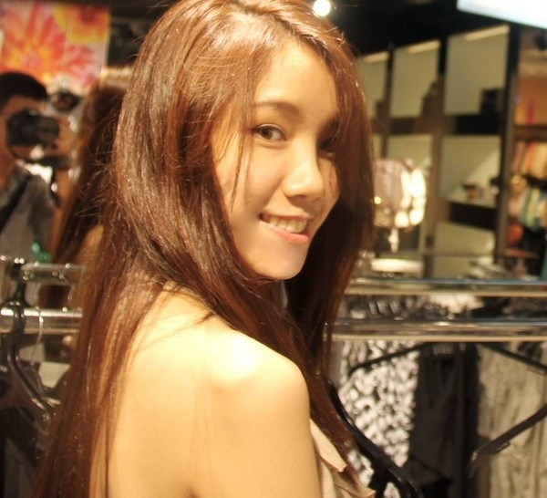 Ở tuổi teen, Nguyễn Thùy Linh sở hữu ngoại hình khá bình thường và chưa chau chuốt. Tuy nhiên, qua nhiều năm, cô gái trẻ ngày càng biết cách ăn mặc và xinh đẹp không thua kém bất kỳ hotgirl nào với mái tóc dài, khuôn miện Vline và làn da trắng.
