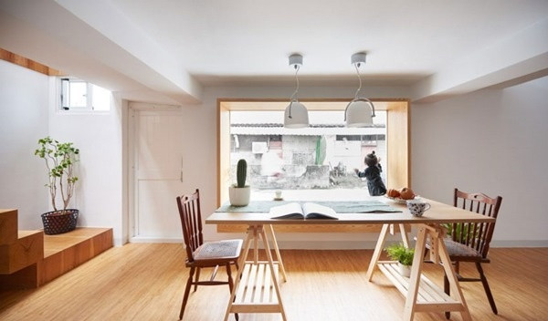 Bàn ăn được thiết kế bằng gỗ tự nhiên với kiểu dáng xinh xắn mang lại vẻ đẹp đáng yêu cho ngôi nhà nhỏ. Bệ cửa sổ được thiết kế khá ấn tượng với gỗ tạo sự tiếp nối liền mạch giữa sàn gỗ và bàn ăn gỗ mang lại vẻ đẹp thân thiện với thiên nhiên, đẹp xinh đến từng ánh nhìn.