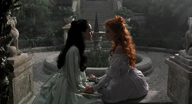 Lâu đài Bran trong Dracula (1992): Lâu đài Bran tại vùng Transylvania, Romania vô cùng nổi tiếng trên màn ảnh lẫn ngoài đời nhờ tác phẩm văn học của Bram Stoker. Vẻ ngoài của tòa lâu đài không có gì đặc biệt. Nhưng tại đây từng xảy ra nhiều cuộc tử hình bằng xiên đẫm máu do Vlad Tepes tổ chức. Trong tiểu thuyết hay các bộ phim chuyển thể, lâu đài là nơi ẩn náu của bá tước ma cà rồng Dracula. Bên dưới tòa dinh thự là các hành lang u tối, hầm ngục tra tấn, bầy sói gác cổng hay có thể cả những bà vợ của y.