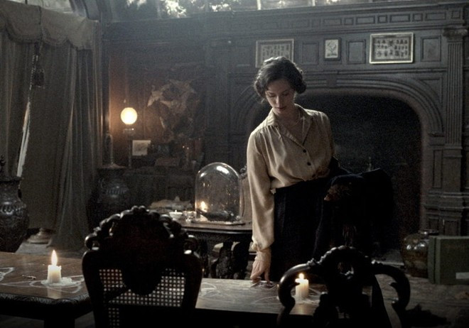 Trường nội trú ở Crumbia trong The Awakening (2011): Florence Cathcart là một chuyên gia nổi tiếng trong việc vạch trần những tin đồn ma ám không có thật. Cô được cảnh sát mời đến thăm một ngôi trường nội trú ở Crumbia để điều tra về hồn ma một nam sinh được nhiều người khẳng định có tồn tại. Những tưởng đây chỉ là một vụ giả ma giả quỷ, Florence nhanh chóng khám phá ra những bí mật đen tối phía sau ngôi trường.