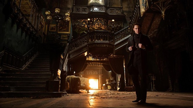 Lâu đài trên Đồi máu trong Crimson Peak (2015): Guillermo del Toro, đạo diễn tài năng xứ Mexico, trở lại dòng phim kinh dị sau 9 năm kể từ Pan’s Labyrinth. Crimson Peak lấy bối cảnh chính tại một tòa lâu đài đẫm máu chứa đựng nhiều bí ẩn, nơi nữ văn sĩ trẻ Edith Cushing đồng ý về chung sống cùng tay quý tộc Thomas Sharpe sau khi nghe lời đường mật của gã. Phim có sự tham gia của ba ngôi sao Tom Hiddleston, Mia Wasikowska và Jessica Chastain. Tại Việt Nam, Crimson Peak ra rạp từ ngày 16/10.