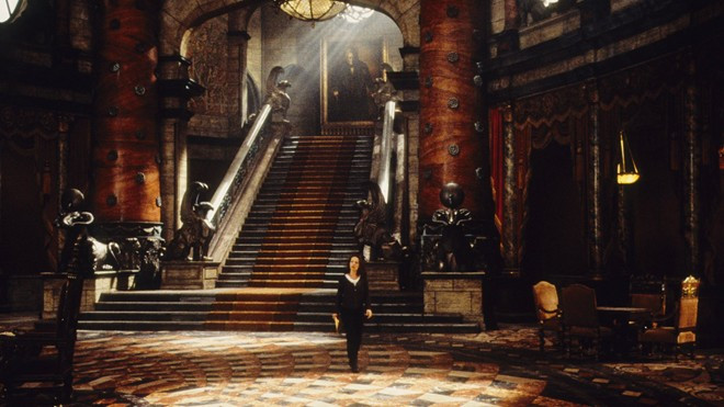 Lâu đài Hill House trong The Haunting (1999): Eleanor, Theo và Luke quyết định tham gia vào nghiên cứu thí nghiệm về chứng mất ngủ của tiến sĩ David Marrow với mức thù lao khá cao. Nhưng mục đích thực sự của David là kiểm tra chứng cuồng loạn và sự sợ hãi ở mức độ nhóm. Ngay trong đêm đầu tiên, vị tiến sĩ kể cho ba nhân vật về lịch sử ma ám của lâu đài. Thế rồi, những hiện tượng kỳ lạ cứ thế diễn ra.