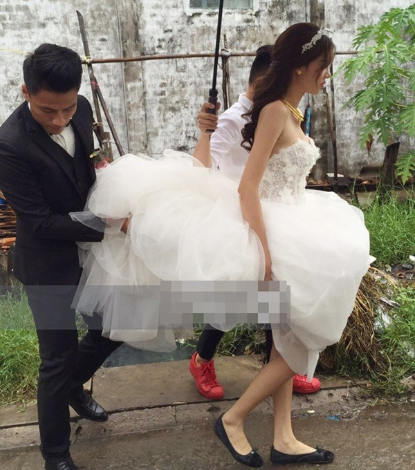 Trời mưa lớn, Mạc Hồng Quân phải xách váy cho Kỳ Hân: Sau sự cố chậm chuyến bay, cuối cùng Mạc Hồng Quân cũng đã đến nhà Kỳ Hân đón dâu đúng như dự kiến. Tuy nhiên, sau khi làm xong lễ tại nhà cô dâu và di chuyển đến nơi tổ chức tiệc thiết đãi bạn bè, trời đổ mưa lớn khiến đường ướt, lầy lội. Ngõ vào khu vực nhà Kỳ hân nhỏ nên ô tô không thể vào sâu bên trong.
