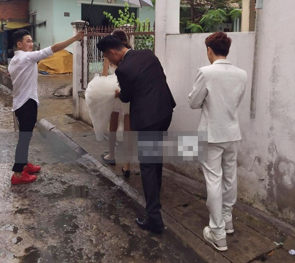 Mạc Hồng Quân phải xách váy cho Kỳ Hân.