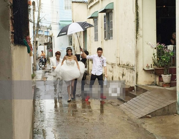 Chính vì vậy, cô dâu và chú rể đã phải “cuốc bộ” ra ngoài. Mạc Hồng Quân đã phải cầm váy cho Kỳ Hân trong suốt quãng đường đi.