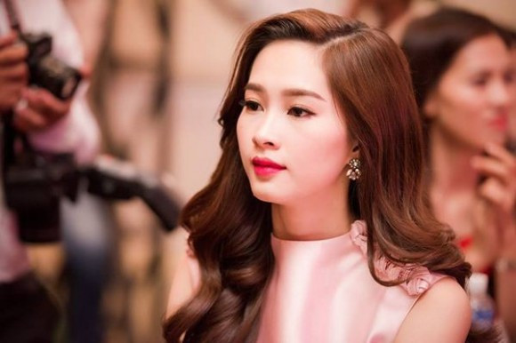 Đặng Thu Thảo: Hoa hậu Việt Nam 2012 được nhận xét là Hoa hậu đẹp nhất trong các Hoa hậu của Việt Nam bởi vẻ đẹp xinh đẹp tựa băng thanh ngọc khiết. Được mệnh danh là “Thần tiên tỉ tỉ”, mỹ nhân showbiz Việt sở hữu nhan sắc đẹp không tì vết này luôn thu hút mọi ánh nhìn chính bằng nhan sắc không thể rời mắt của mình. Người đẹp Bạc Liêu không cần hở, và cũng rất ít khi hở nhưng ở bất cứ góc nhìn nào, cô cũng đủ sức quyến rũ được người đối diện chỉ bằng một cái liếc mắt hay nụ cười của mình.