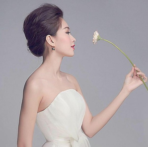 Đặng Thu Thảo có một vẻ đẹp mong manh, thuần khiết.