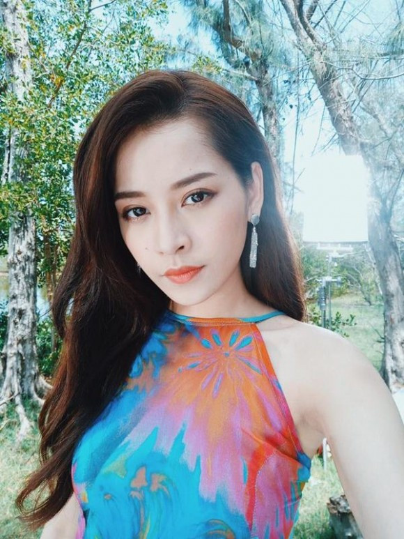 Sở hữu một gương mặt thánh thiện, nụ cười tươi và đôi mắt biết nói, Chi Pu còn có gần 8 triệu người theo dõi trên mạng xã hội. Thời gian gần đây, cô nàng bắt đầu thay đổi và chuyển hướng sang phong cách sexy.