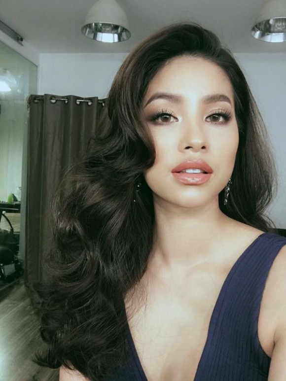 Phạm Hương: Hoa hậu Hoàn vũ Việt Nam 2015 Phạm Hương là cái tên cực hot đối với truyền thông và công chúng. Hồ Ngọc Hà đã từng nhận xét rằng: “Đã lâu rồi Việt Nam mới có một con ngựa chiến khiến mọi người đã như vậy” khi nói về Phạm Hương lúc cô tham gia cuộc thi Hoa hậu Hoàn vũ Thế giới 2015 tại Mỹ. Vẻ đẹp đậm chất Tây với khuôn miệng rộng của người đẹp Hải Phòng có thể dễ dàng đốn gục bất cứ trái tim người đàn ông nào. Phạm Hương có thể rất mong manh, trẻ trung nhưng khi cần cô có thể trở nên cá tính, đanh thép và cũng không kém gợi cảm với những đường cong quyến rũ.
