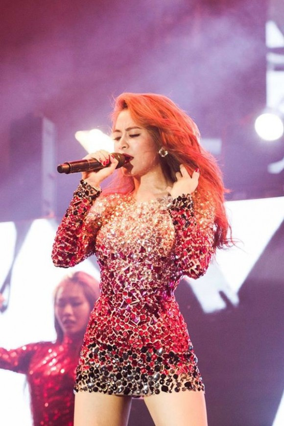 Hoàng Thùy Linh: Nữ hoàng mới của dòng nhạc dance chắc chắn đang là cái tên cực kì hot khi MV mới “I’m gonna break” đang công phá các bảng xếp hạng trong nước. Chuyện tình yêu với nam thần Vĩnh Thụy cũng khiến cho Hoàng Thùy Linh luôn xuất hiện trên trang chủ các mặt báo.