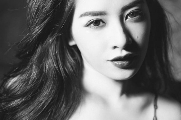 Chi Pu: Hot girl số 1 giờ đây đã bắt đầu bước ra khỏi cái bóng hot girl để trở thành một trong những mỹ nhân hàng đầu của showbiz Việt. Tập trung cho sự nghiệp điện ảnh, mỹ nhân sinh năm 1993 đã có trong tay một gia tài phim ảnh khá đồ sộ với Hương ga, Thần tượng, Giọt nước mắt rơi, Vệ sĩ Sài Gòn, Chung cư, Yêu…