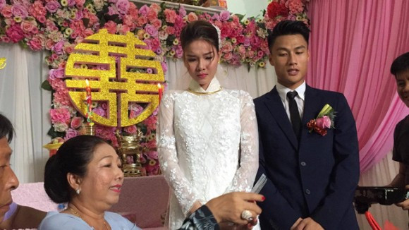 Trước bữa tiệc diễn ra tại TP HCM, Kỳ Hân - Mặc Hồng Quân tổ chức lễ ăn hỏi tại quê nhà cô dâu - Sóc Trăng. Để buổi lễ diễn ra vẹn toàn vào sáng 15/6, gia đình nhà gái lo các khâu chuẩn bị từ nhiều nhiều ngày trước. Phần trang trí được hoàn thiện từ tối 14/6.