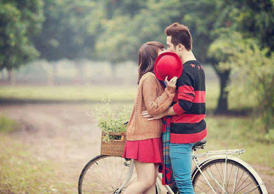 1. Nụ hôn đầu tiên. Phụ nữ rất coi trọng nụ hôn của mình. Còn đàn ông rất nhiều người lại cho rằng, "nụ hôn đầu tiên" đối với họ mà nói không chỉ đơn giản là lần đầu tiên hôn, mà là nụ hôn đẹp nhất.