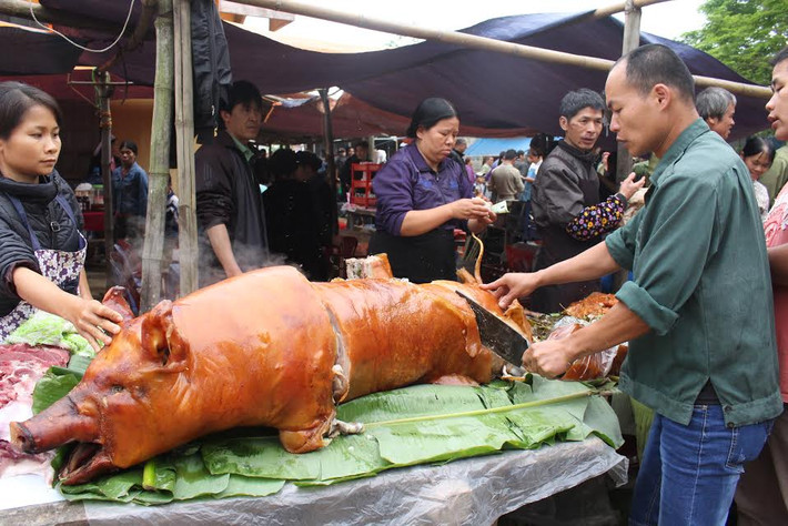 Một chú ỉn đang được pha ra để bán cho khách.