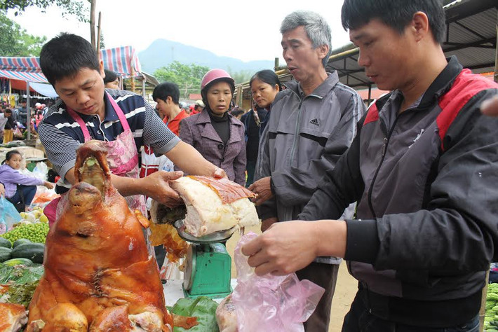 Mỗi khác đế chợ đều mua vài kg lợn quay về để ăn.