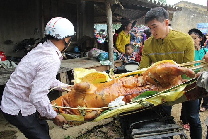 Nhiều khách hàng ở xa đã đặt mua cả con lợn và được chủ lợn cho người chờ đến tận nơi.