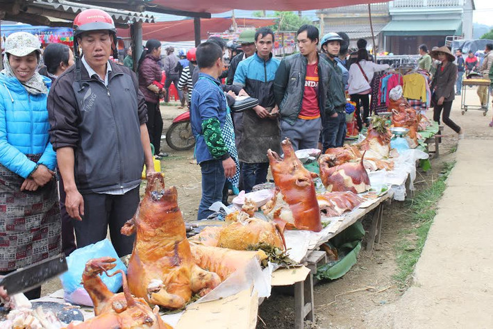 "Triển lãm" thủ lợn tại chợ.