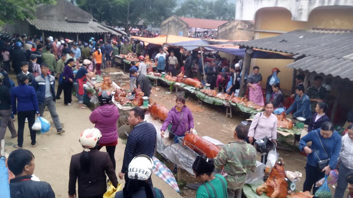 Lợn quay mác mật là đặc sản nổi tiếng xứ Lạng. Những người đến lễ hội chủ yếu để gặp gỡ, giao lưu với nhau. Thịt lợn quay do bà con tự nuôi tự nhiên, chọn những con có trọng lượng trung bình, không quá nặng để có lớp da giòn, nhiều nạc. Do đó, thịt lợn quay ở đây trở nên nổi tiếng từ nhiều năm.